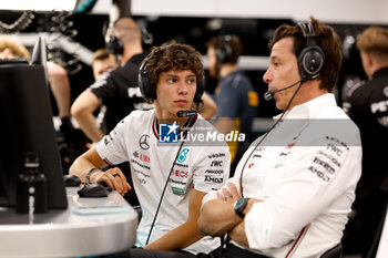 2024-09-20 - KIMI ANTONELLI Andrea (ita), Junior Driver of Mercedes AMG F1 Team, portrait WOLFF Toto (aut), Team Principal & CEO of Mercedes AMG F1 Team, portrait during the Formula 1 Singapore Grand Prix 2024, 18th round of the 2024 Formula One World Championship from September 20 to 22, 2024 on the Marina Bay Circuit, in Singapore, Singapore - F1 - SINGAPORE GRAND PRIX 2024 - FORMULA 1 - MOTORS