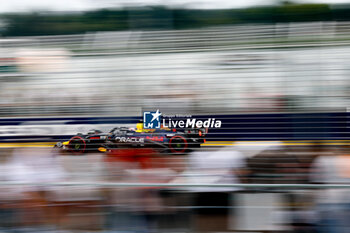 2024-09-20 - 01 VERSTAPPEN Max (nld), Red Bull Racing RB20, action during the Formula 1 Singapore Grand Prix 2024, 18th round of the 2024 Formula One World Championship from September 20 to 22, 2024 on the Marina Bay Circuit, in Singapore, Singapore - F1 - SINGAPORE GRAND PRIX 2024 - FORMULA 1 - MOTORS