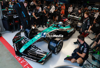 2024-09-20 - RUSSELL George (gbr), Mercedes AMG F1 Team W15, portrait box mechanic, mecanicien, mechanics during the Formula 1 Singapore Grand Prix 2024, 18th round of the 2024 Formula One World Championship from September 20 to 22, 2024 on the Marina Bay Circuit, in Singapore, Singapore - F1 - SINGAPORE GRAND PRIX 2024 - FORMULA 1 - MOTORS