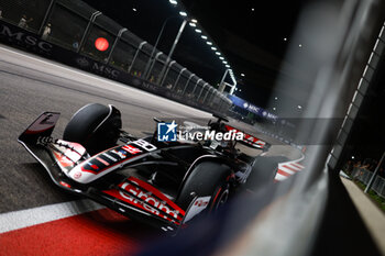 2024-09-20 - 20 MAGNUSSEN Kevin (den), Haas F1 Team VF-24 Ferrari, action during the Formula 1 Singapore Grand Prix 2024, 18th round of the 2024 Formula One World Championship from September 20 to 22, 2024 on the Marina Bay Circuit, in Singapore, Singapore - F1 - SINGAPORE GRAND PRIX 2024 - FORMULA 1 - MOTORS