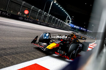 2024-09-20 - 01 VERSTAPPEN Max (nld), Red Bull Racing RB20, action during the Formula 1 Singapore Grand Prix 2024, 18th round of the 2024 Formula One World Championship from September 20 to 22, 2024 on the Marina Bay Circuit, in Singapore, Singapore - F1 - SINGAPORE GRAND PRIX 2024 - FORMULA 1 - MOTORS