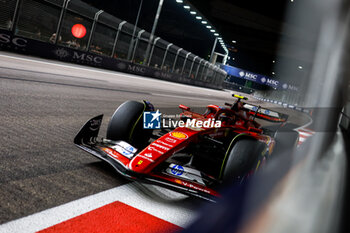 2024-09-20 - 55 SAINZ Carlos (spa), Scuderia Ferrari SF-24, action during the Formula 1 Singapore Grand Prix 2024, 18th round of the 2024 Formula One World Championship from September 20 to 22, 2024 on the Marina Bay Circuit, in Singapore, Singapore - F1 - SINGAPORE GRAND PRIX 2024 - FORMULA 1 - MOTORS