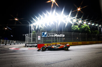 2024-09-20 - 81 PIASTRI Oscar (aus), McLaren F1 Team MCL38, action during the Formula 1 Singapore Grand Prix 2024, 18th round of the 2024 Formula One World Championship from September 20 to 22, 2024 on the Marina Bay Circuit, in Singapore, Singapore - F1 - SINGAPORE GRAND PRIX 2024 - FORMULA 1 - MOTORS