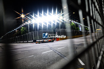 2024-09-20 - 81 PIASTRI Oscar (aus), McLaren F1 Team MCL38, action during the Formula 1 Singapore Grand Prix 2024, 18th round of the 2024 Formula One World Championship from September 20 to 22, 2024 on the Marina Bay Circuit, in Singapore, Singapore - F1 - SINGAPORE GRAND PRIX 2024 - FORMULA 1 - MOTORS