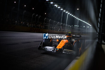 2024-09-20 - 04 NORRIS Lando (gbr), McLaren F1 Team MCL38, action during the Formula 1 Singapore Grand Prix 2024, 18th round of the 2024 Formula One World Championship from September 20 to 22, 2024 on the Marina Bay Circuit, in Singapore, Singapore - F1 - SINGAPORE GRAND PRIX 2024 - FORMULA 1 - MOTORS