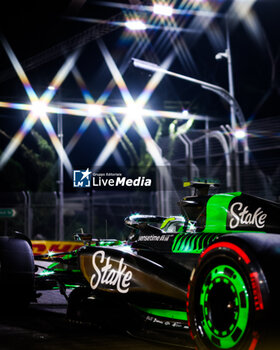 2024-09-20 - 24 ZHOU Guanyu (chi), Stake F1 Team Kick Sauber C44, action during the Formula 1 Singapore Grand Prix 2024, 18th round of the 2024 Formula One World Championship from September 20 to 22, 2024 on the Marina Bay Circuit, in Singapore, Singapore - F1 - SINGAPORE GRAND PRIX 2024 - FORMULA 1 - MOTORS