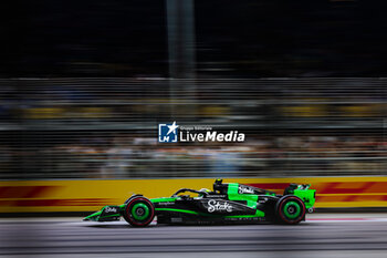 2024-09-20 - 24 ZHOU Guanyu (chi), Stake F1 Team Kick Sauber C44, action during the Formula 1 Singapore Grand Prix 2024, 18th round of the 2024 Formula One World Championship from September 20 to 22, 2024 on the Marina Bay Circuit, in Singapore, Singapore - F1 - SINGAPORE GRAND PRIX 2024 - FORMULA 1 - MOTORS