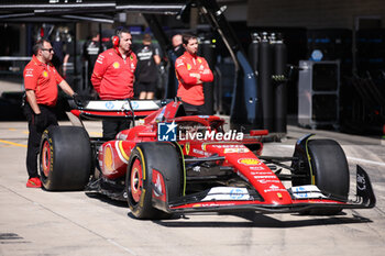 2024-10-17 - Scuderia Ferrari mechanic, mecanicien, mechanics during the Formula 1 Pirelli United States Grand Prix 2024, 19th round of the 2024 Formula One World Championship from October 18 to 20, 2024 on the Circuit of the Americas, in Austin, United States of America - F1 - US GRAND PRIX 2024 - FORMULA 1 - MOTORS