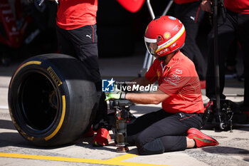 2024-10-17 - Scuderia Ferrari mechanic, mecanicien, mechanics during the Formula 1 Pirelli United States Grand Prix 2024, 19th round of the 2024 Formula One World Championship from October 18 to 20, 2024 on the Circuit of the Americas, in Austin, United States of America - F1 - US GRAND PRIX 2024 - FORMULA 1 - MOTORS