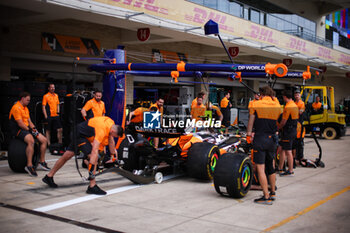 2024-10-17 - McLaren F1 Team pit stop practice during the Formula 1 Pirelli United States Grand Prix 2024, 19th round of the 2024 Formula One World Championship from October 18 to 20, 2024 on the Circuit of the Americas, in Austin, United States of America - F1 - US GRAND PRIX 2024 - FORMULA 1 - MOTORS