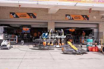 18/10/2024 - McLaren F1 Team garage during the Formula 1 Pirelli United States Grand Prix 2024, scheduled to take place at Circuit of Americas in Austin, TX (USA) Sept 18-20, 2024 - FORMULA 1 PIRELLI UNITED STATES GRAND PRIX 2024 - PRACTICE - FORMULA 1 - MOTORI