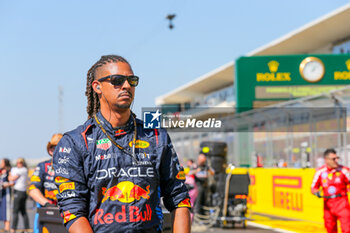 2024-10-20 - Oracle Red Bull Racing team on the grid during the Race of Formula 1 Pirelli United States Grand Prix 2024, scheduled to take place at Circuit of Americas in Austin, TX (USA) Sept 18-20, 2024 - FORMULA 1 PIRELLI UNITED STATES GRAND PRIX 2024 - RACE - FORMULA 1 - MOTORS