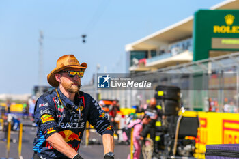 2024-10-20 - Oracle Red Bull Racing team on the grid during the Race of Formula 1 Pirelli United States Grand Prix 2024, scheduled to take place at Circuit of Americas in Austin, TX (USA) Sept 18-20, 2024 - FORMULA 1 PIRELLI UNITED STATES GRAND PRIX 2024 - RACE - FORMULA 1 - MOTORS