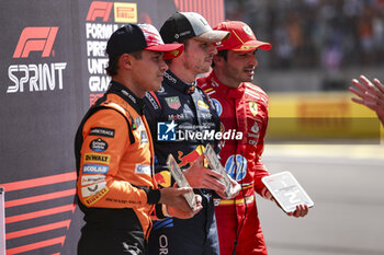 2024-10-19 - VERSTAPPEN Max (ned), Red Bull Racing RB20, SAINZ Carlos (spa), Scuderia Ferrari SF-24, NORRIS Lando (gbr), McLaren F1 Team MCL38, portrait during the Formula 1 Pirelli United States Grand Prix 2024, 19th round of the 2024 Formula One World Championship from October 18 to 20, 2024 on the Circuit of the Americas, in Austin, United States of America - F1 - US GRAND PRIX 2024 - FORMULA 1 - MOTORS