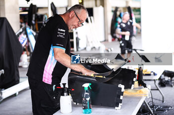 24/10/2024 - Alpine F1 Team mechanic, mecanicien, mechanics works in the Rear wing during the Formula 1 Gran Premio de la Ciudad de Mexico 2024, 20th round of the 2024 Formula One World Championship from October 25 to 27, 2024 on the Autodromo Hermanos Rodriguez, in Mexico City, Mexico - F1 - MEXICO CITY GRAND PRIX 2024 - FORMULA 1 - MOTORI