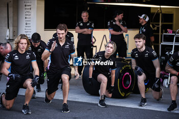 25/10/2024 - Alpine F1 Team mechanic, mecanicien, mechanics warm up during the Formula 1 Gran Premio de la Ciudad de Mexico 2024, 20th round of the 2024 Formula One World Championship from October 25 to 27, 2024 on the Autodromo Hermanos Rodriguez, in Mexico City, Mexico - F1 - MEXICO CITY GRAND PRIX 2024 - FORMULA 1 - MOTORI