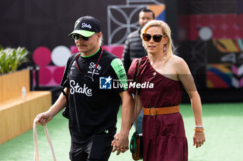 25/10/2024 - BOTTAS Valtteri (fin), Stake F1 Team Kick Sauber C44, CROMWELL Tiffany, wife of Valtteri Bottas, portrait during the Formula 1 Gran Premio de la Ciudad de Mexico 2024, 20th round of the 2024 Formula One World Championship from October 25 to 27, 2024 on the Autodromo Hermanos Rodriguez, in Mexico City, Mexico - F1 - MEXICO CITY GRAND PRIX 2024 - FORMULA 1 - MOTORI