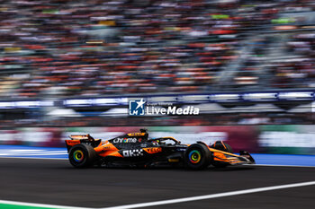 26/10/2024 - 81 PIASTRI Oscar (aus), McLaren F1 Team MCL38, action during the Formula 1 Gran Premio de la Ciudad de Mexico 2024, 20th round of the 2024 Formula One World Championship from October 25 to 27, 2024 on the Autodromo Hermanos Rodriguez, in Mexico City, Mexico - F1 - MEXICO CITY GRAND PRIX 2024 - FORMULA 1 - MOTORI