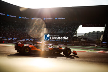 26/10/2024 - 81 PIASTRI Oscar (aus), McLaren F1 Team MCL38, action during the Formula 1 Gran Premio de la Ciudad de Mexico 2024, 20th round of the 2024 Formula One World Championship from October 25 to 27, 2024 on the Autodromo Hermanos Rodriguez, in Mexico City, Mexico - F1 - MEXICO CITY GRAND PRIX 2024 - FORMULA 1 - MOTORI