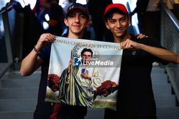 26/10/2024 - PEREZ Sergio (mex), Red Bull Racing RB20, portrait fans during the Formula 1 Gran Premio de la Ciudad de Mexico 2024, 20th round of the 2024 Formula One World Championship from October 25 to 27, 2024 on the Autodromo Hermanos Rodriguez, in Mexico City, Mexico - F1 - MEXICO CITY GRAND PRIX 2024 - FORMULA 1 - MOTORI