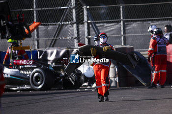 26/10/2024 - Marshal with 63 RUSSELL George (gbr), Mercedes AMG F1 Team W15, front wing during the Formula 1 Gran Premio de la Ciudad de Mexico 2024, 20th round of the 2024 Formula One World Championship from October 25 to 27, 2024 on the Autodromo Hermanos Rodriguez, in Mexico City, Mexico - F1 - MEXICO CITY GRAND PRIX 2024 - FORMULA 1 - MOTORI