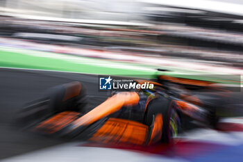 26/10/2024 - 81 PIASTRI Oscar (aus), McLaren F1 Team MCL38, action during the Formula 1 Gran Premio de la Ciudad de Mexico 2024, 20th round of the 2024 Formula One World Championship from October 25 to 27, 2024 on the Autodromo Hermanos Rodriguez, in Mexico City, Mexico - F1 - MEXICO CITY GRAND PRIX 2024 - FORMULA 1 - MOTORI