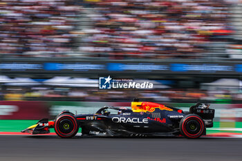 26/10/2024 - 01 VERSTAPPEN Max (nld), Red Bull Racing RB20, action during the Formula 1 Gran Premio de la Ciudad de Mexico 2024, 20th round of the 2024 Formula One World Championship from October 25 to 27, 2024 on the Autodromo Hermanos Rodriguez, in Mexico City, Mexico - F1 - MEXICO CITY GRAND PRIX 2024 - FORMULA 1 - MOTORI