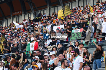 27/10/2024 - spectators, fans, of the APX GP Team for the Apex F1 movie by Apple Studios / Bruckheimer Films during the Formula 1 Gran Premio de la Ciudad de Mexico 2024, 20th round of the 2024 Formula One World Championship from October 25 to 27, 2024 on the Autodromo Hermanos Rodriguez, in Mexico City, Mexico - F1 - MEXICO CITY GRAND PRIX 2024 - FORMULA 1 - MOTORI