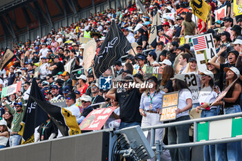 27/10/2024 - spectators, fans, of the APX GP Team for the Apex F1 movie by Apple Studios / Bruckheimer Films during the Formula 1 Gran Premio de la Ciudad de Mexico 2024, 20th round of the 2024 Formula One World Championship from October 25 to 27, 2024 on the Autodromo Hermanos Rodriguez, in Mexico City, Mexico - F1 - MEXICO CITY GRAND PRIX 2024 - FORMULA 1 - MOTORI