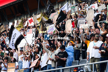 27/10/2024 - spectators, fans, of the APX GP Team for the Apex F1 movie by Apple Studios / Bruckheimer Films during the Formula 1 Gran Premio de la Ciudad de Mexico 2024, 20th round of the 2024 Formula One World Championship from October 25 to 27, 2024 on the Autodromo Hermanos Rodriguez, in Mexico City, Mexico - F1 - MEXICO CITY GRAND PRIX 2024 - FORMULA 1 - MOTORI