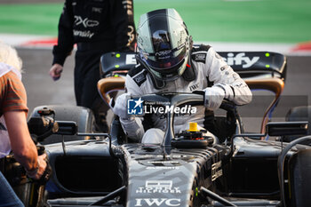 27/10/2024 - PITT Brad (USA), actor playing Sonny Hayes, driver of the fictional APX GP team in the Apex F1 movie by Apple Studios / Bruckheimer Films, portrait during the Formula 1 Gran Premio de la Ciudad de Mexico 2024, 20th round of the 2024 Formula One World Championship from October 25 to 27, 2024 on the Autodromo Hermanos Rodriguez, in Mexico City, Mexico - F1 - MEXICO CITY GRAND PRIX 2024 - FORMULA 1 - MOTORI