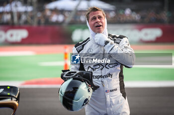 27/10/2024 - PITT Brad (USA), actor playing Sonny Hayes, driver of the fictional APX GP team in the Apex F1 movie by Apple Studios / Bruckheimer Films, portrait during the Formula 1 Gran Premio de la Ciudad de Mexico 2024, 20th round of the 2024 Formula One World Championship from October 25 to 27, 2024 on the Autodromo Hermanos Rodriguez, in Mexico City, Mexico - F1 - MEXICO CITY GRAND PRIX 2024 - FORMULA 1 - MOTORI