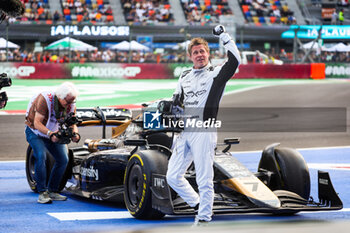 27/10/2024 - PITT Brad (USA), actor playing Sonny Hayes, driver of the fictional APX GP team in the Apex F1 movie by Apple Studios / Bruckheimer Films, portrait during the Formula 1 Gran Premio de la Ciudad de Mexico 2024, 20th round of the 2024 Formula One World Championship from October 25 to 27, 2024 on the Autodromo Hermanos Rodriguez, in Mexico City, Mexico - F1 - MEXICO CITY GRAND PRIX 2024 - FORMULA 1 - MOTORI