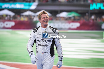 27/10/2024 - PITT Brad (USA), actor playing Sonny Hayes, driver of the fictional APX GP team in the Apex F1 movie by Apple Studios / Bruckheimer Films, portrait during the Formula 1 Gran Premio de la Ciudad de Mexico 2024, 20th round of the 2024 Formula One World Championship from October 25 to 27, 2024 on the Autodromo Hermanos Rodriguez, in Mexico City, Mexico - F1 - MEXICO CITY GRAND PRIX 2024 - FORMULA 1 - MOTORI