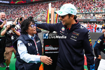 27/10/2024 - PEREZ Sergio (mex), Red Bull Racing RB20, portrait and Trophy Marshal award during the Formula 1 Gran Premio de la Ciudad de Mexico 2024, 20th round of the 2024 Formula One World Championship from October 25 to 27, 2024 on the Autodromo Hermanos Rodriguez, in Mexico City, Mexico - F1 - MEXICO CITY GRAND PRIX 2024 - FORMULA 1 - MOTORI