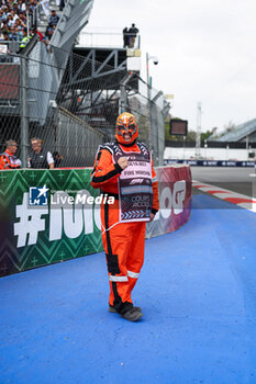 27/10/2024 - A marshall during the Formula 1 Gran Premio de la Ciudad de Mexico 2024, 20th round of the 2024 Formula One World Championship from October 25 to 27, 2024 on the Autodromo Hermanos Rodriguez, in Mexico City, Mexico - F1 - MEXICO CITY GRAND PRIX 2024 - FORMULA 1 - MOTORI