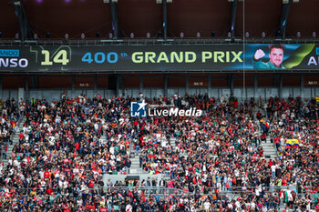 27/10/2024 - Fans in the grandstands celebrating ALONSO Fernando’s 400th Grand Prix during the Formula 1 Gran Premio de la Ciudad de Mexico 2024, 20th round of the 2024 Formula One World Championship from October 25 to 27, 2024 on the Autodromo Hermanos Rodriguez, in Mexico City, Mexico - F1 - MEXICO CITY GRAND PRIX 2024 - FORMULA 1 - MOTORI