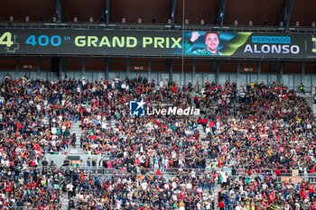 27/10/2024 - Fans in the grandstands celebrating ALONSO Fernando’s 400th Grand Prix during the Formula 1 Gran Premio de la Ciudad de Mexico 2024, 20th round of the 2024 Formula One World Championship from October 25 to 27, 2024 on the Autodromo Hermanos Rodriguez, in Mexico City, Mexico - F1 - MEXICO CITY GRAND PRIX 2024 - FORMULA 1 - MOTORI