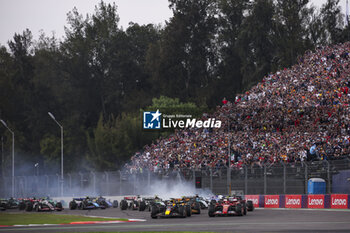 27/10/2024 - Start of the race, 01 VERSTAPPEN Max (nld), Red Bull Racing RB20, 55 SAINZ Carlos (spa), Scuderia Ferrari SF-24, action during the Formula 1 Gran Premio de la Ciudad de Mexico 2024, 20th round of the 2024 Formula One World Championship from October 25 to 27, 2024 on the Autodromo Hermanos Rodriguez, in Mexico City, Mexico - F1 - MEXICO CITY GRAND PRIX 2024 - FORMULA 1 - MOTORI