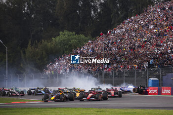 27/10/2024 - 01 VERSTAPPEN Max (nld), Red Bull Racing RB20, 55 SAINZ Carlos (spa), Scuderia Ferrari SF-24, 22 TSUNODA Yuki (jap), Visa Cash App RB F1 Team VCARB 01, crash during the Formula 1 Gran Premio de la Ciudad de Mexico 2024, 20th round of the 2024 Formula One World Championship from October 25 to 27, 2024 on the Autodromo Hermanos Rodriguez, in Mexico City, Mexico - F1 - MEXICO CITY GRAND PRIX 2024 - FORMULA 1 - MOTORI