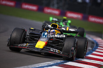 27/10/2024 - 01 VERSTAPPEN Max (nld), Red Bull Racing RB20, action during the Formula 1 Gran Premio de la Ciudad de Mexico 2024, 20th round of the 2024 Formula One World Championship from October 25 to 27, 2024 on the Autodromo Hermanos Rodriguez, in Mexico City, Mexico - F1 - MEXICO CITY GRAND PRIX 2024 - FORMULA 1 - MOTORI