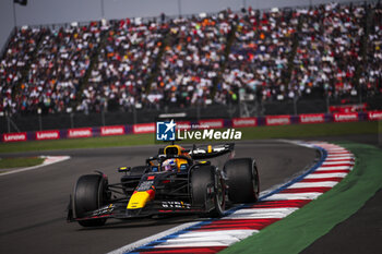 27/10/2024 - 01 VERSTAPPEN Max (nld), Red Bull Racing RB20, action during the Formula 1 Gran Premio de la Ciudad de Mexico 2024, 20th round of the 2024 Formula One World Championship from October 25 to 27, 2024 on the Autodromo Hermanos Rodriguez, in Mexico City, Mexico - F1 - MEXICO CITY GRAND PRIX 2024 - FORMULA 1 - MOTORI