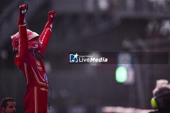 27/10/2024 - SAINZ Carlos (spa), Scuderia Ferrari SF-24, portrait celebrating his win during the Formula 1 Gran Premio de la Ciudad de Mexico 2024, 20th round of the 2024 Formula One World Championship from October 25 to 27, 2024 on the Autodromo Hermanos Rodriguez, in Mexico City, Mexico - F1 - MEXICO CITY GRAND PRIX 2024 - FORMULA 1 - MOTORI