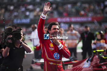 27/10/2024 - SAINZ Carlos (spa), Scuderia Ferrari SF-24, portrait celebrating his win during the Formula 1 Gran Premio de la Ciudad de Mexico 2024, 20th round of the 2024 Formula One World Championship from October 25 to 27, 2024 on the Autodromo Hermanos Rodriguez, in Mexico City, Mexico - F1 - MEXICO CITY GRAND PRIX 2024 - FORMULA 1 - MOTORI