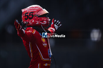 27/10/2024 - SAINZ Carlos (spa), Scuderia Ferrari SF-24, portrait celebration during the Formula 1 Gran Premio de la Ciudad de Mexico 2024, 20th round of the 2024 Formula One World Championship from October 25 to 27, 2024 on the Autodromo Hermanos Rodriguez, in Mexico City, Mexico - F1 - MEXICO CITY GRAND PRIX 2024 - FORMULA 1 - MOTORI