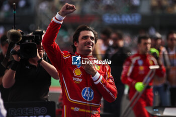 27/10/2024 - SAINZ Carlos (spa), Scuderia Ferrari SF-24, portrait celebration during the Formula 1 Gran Premio de la Ciudad de Mexico 2024, 20th round of the 2024 Formula One World Championship from October 25 to 27, 2024 on the Autodromo Hermanos Rodriguez, in Mexico City, Mexico - F1 - MEXICO CITY GRAND PRIX 2024 - FORMULA 1 - MOTORI