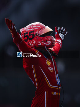 27/10/2024 - SAINZ Carlos (spa), Scuderia Ferrari SF-24, portrait celebration during the Formula 1 Gran Premio de la Ciudad de Mexico 2024, 20th round of the 2024 Formula One World Championship from October 25 to 27, 2024 on the Autodromo Hermanos Rodriguez, in Mexico City, Mexico - F1 - MEXICO CITY GRAND PRIX 2024 - FORMULA 1 - MOTORI