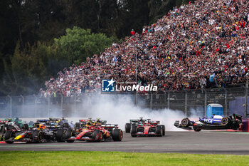 27/10/2024 - Start of the race, 01 VERSTAPPEN Max (nld), Red Bull Racing RB20, action leads during the Formula 1 Gran Premio de la Ciudad de Mexico 2024, 20th round of the 2024 Formula One World Championship from October 25 to 27, 2024 on the Autodromo Hermanos Rodriguez, in Mexico City, Mexico - F1 - MEXICO CITY GRAND PRIX 2024 - FORMULA 1 - MOTORI