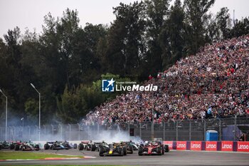 27/10/2024 - Start of the race, 01 VERSTAPPEN Max (nld), Red Bull Racing RB20, action leads during the Formula 1 Gran Premio de la Ciudad de Mexico 2024, 20th round of the 2024 Formula One World Championship from October 25 to 27, 2024 on the Autodromo Hermanos Rodriguez, in Mexico City, Mexico - F1 - MEXICO CITY GRAND PRIX 2024 - FORMULA 1 - MOTORI