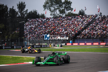 27/10/2024 - 24 ZHOU Guanyu (chi), Stake F1 Team Kick Sauber C44, action and 11 PEREZ Sergio (mex), Red Bull Racing RB20, action during the Formula 1 Gran Premio de la Ciudad de Mexico 2024, 20th round of the 2024 Formula One World Championship from October 25 to 27, 2024 on the Autodromo Hermanos Rodriguez, in Mexico City, Mexico - F1 - MEXICO CITY GRAND PRIX 2024 - FORMULA 1 - MOTORI